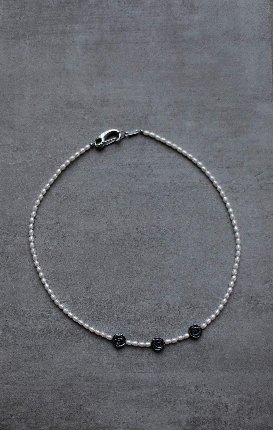 Le collier Rose Noir - GUNTHER