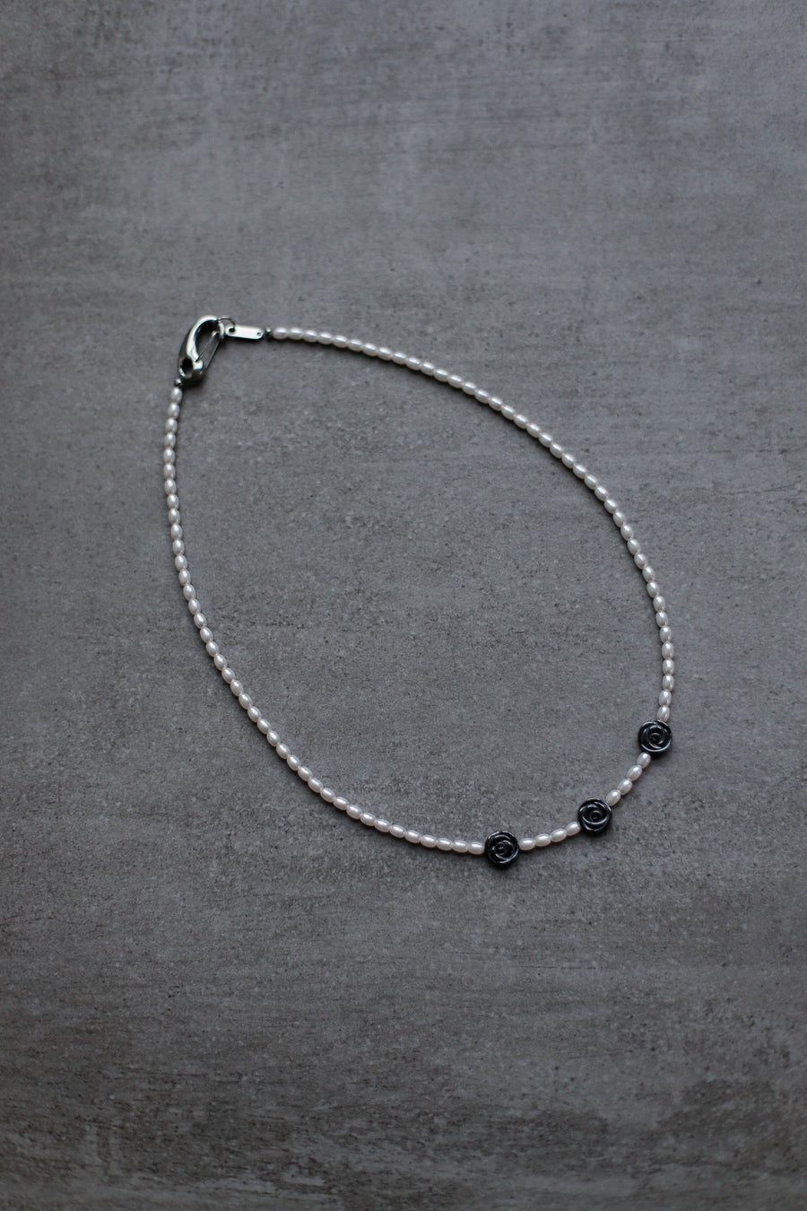 Le collier Rose Noir - GUNTHER